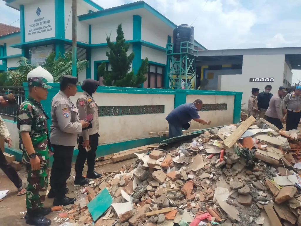 Breaking News! Atap Asrama Putri Ponpes di Situbondo Roboh: 1 Santriwati Meninggal, 14 Luka