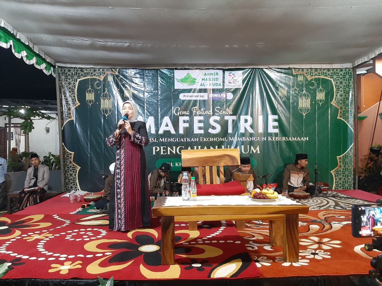 Wabup Lathifah Hadir di Gema Festival Santri Mafestri di Desa Banjararum, Kecamatan Singosari
