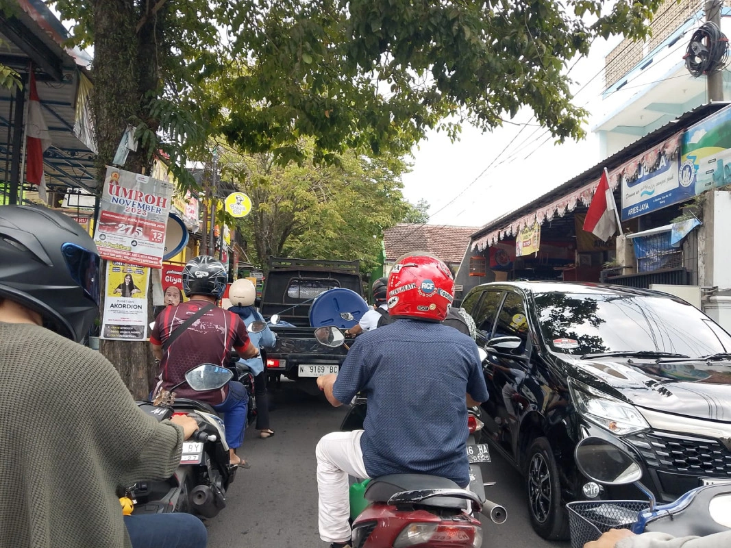 Pro-Kontra Jalan Tembus Griya Santa-Candi Panggung: Warga Luar Mendukung, Spanduk Penolakan Muncul di Lokasi