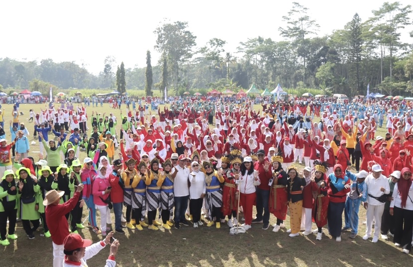 Wakil Bupati Malang Ikut Senam Lansia Tribulanan Yayasan Gerontologi Abiyoso di Stadion Suropati, Kecamatan Wajak