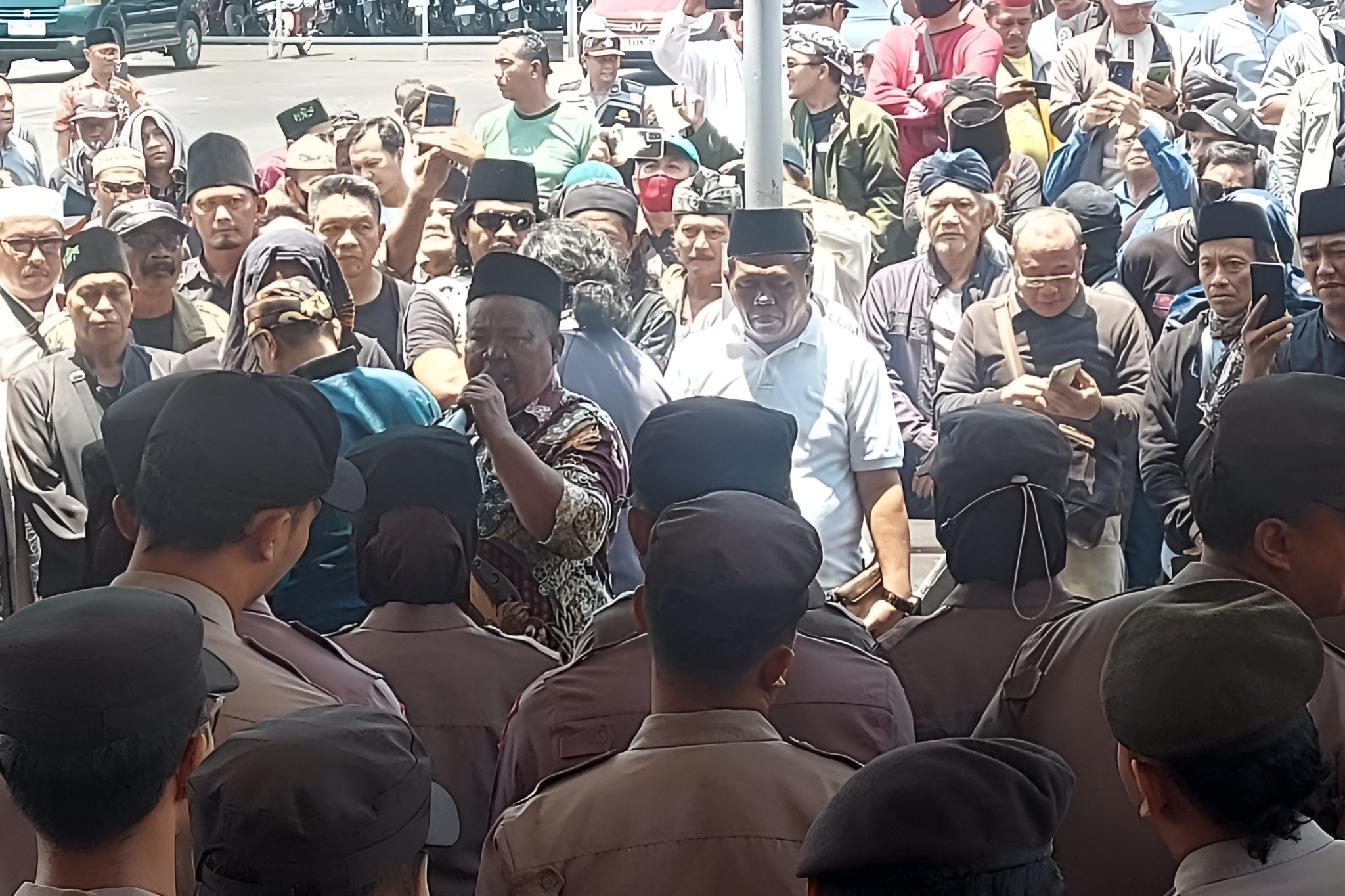 Warga Winongan Geruduk Polres Pasuruan, Desak Polisi Bebaskan 2 Tersangka Pembongkaran Makam