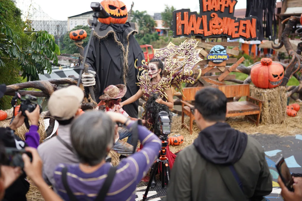 Dinosaurus Ketemu Hantu: Jatim Park 3 Sukses Pindahkan Pesta Halloween ke Era “Jurassic Fear Fest”