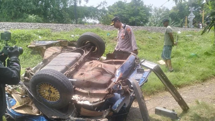 Kecelakaan Mobil Dihantam KA Mutiara Timur, Satu Keluarga di Pasuruan Tewas