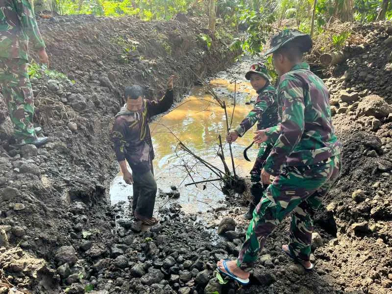 Kejar Target Musim Hujan, Satgas TMMD Genjot Normalisasi Sungai Rawan Banjir di Ampelgading