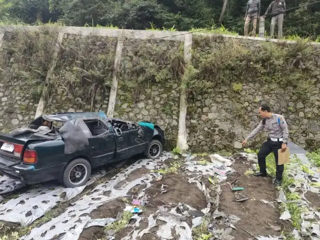 Kecelakaan di Pujon Malang, Hilang Kendali Sedan Forsa ‘Terjun Bebas’ ke Jurang Sedalam 4 Meter