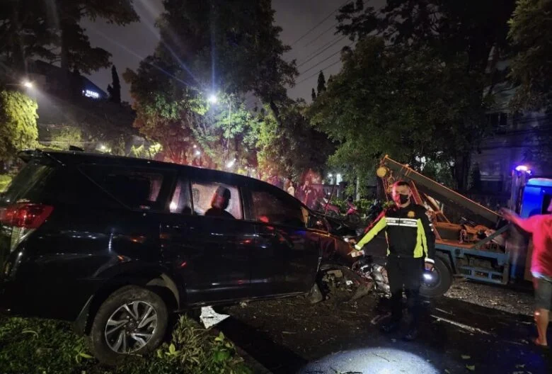 Innova Hilang Kendali di Jalan Veteran Malang, Hantam Pembatas dan Pohon