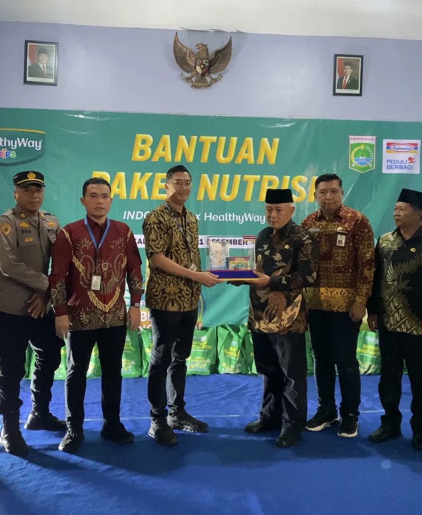 Bupati Malang Sanusi Serahkan Bantuan Sembako dan Nutrisi Balita di Desa Sumberjo