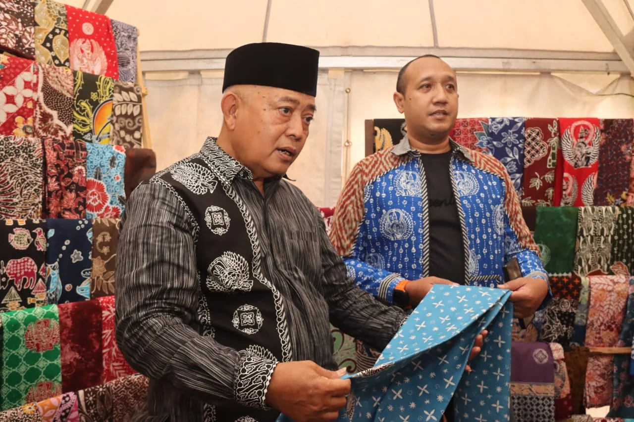 Kenalkan Ikon Kuliner Baru, Bupati Sanusi Masak Besar Nasi Goreng Kecombrang di Dekranasda Fest 2025