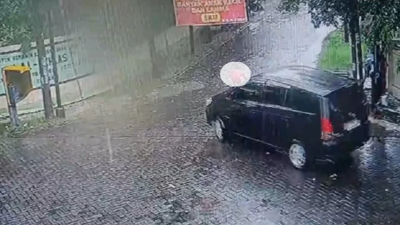 Viral CCTV Bocah di Surabaya Terlindas Mobil Saat Mandi Hujan, Pengemudi Tega Kabur Tinggalkan Korban Patah Tulang