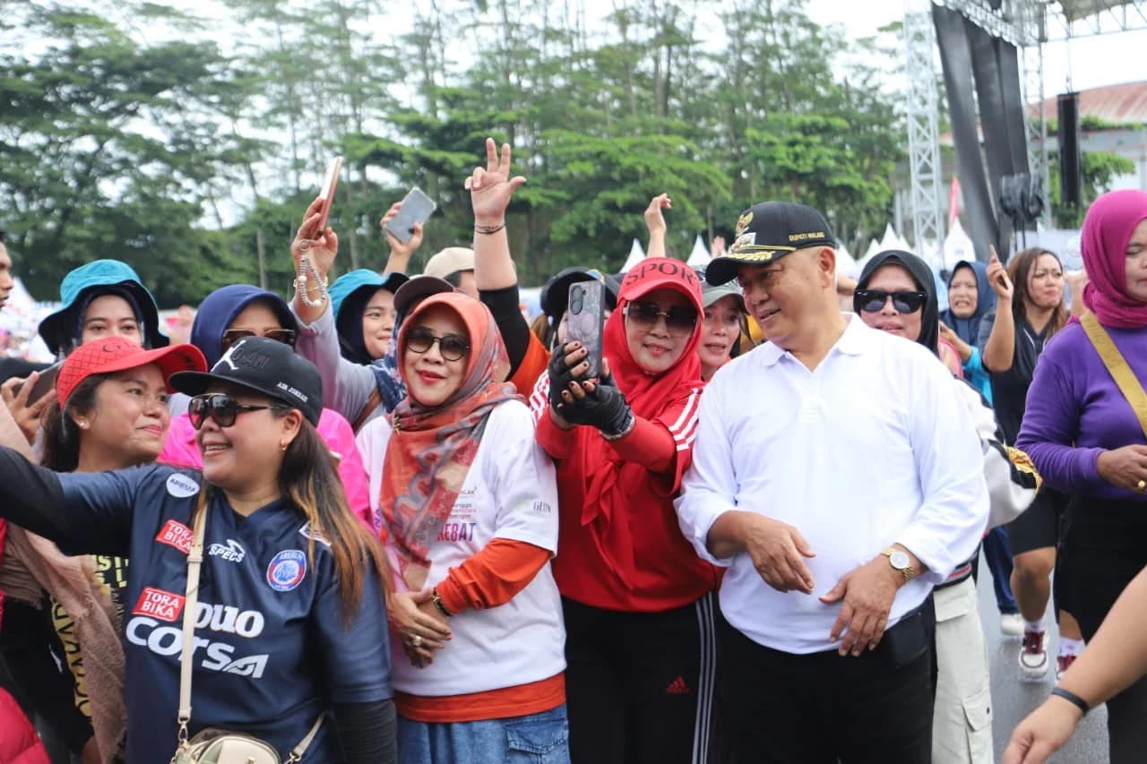 Mbois! Bupati Malang Pimpin Senam ASN Hebat di Kanjuruhan Kreatif Fest 2025, Semangat Sehat dan Kreatif Sambut Tahun Baru!