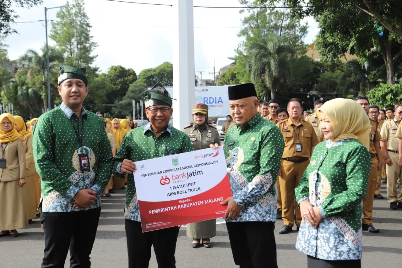 Bupati Malang Terima Bantuan CSR Bank Jatim: 1 Unit Arm Roll Truck untuk Percepat Pengelolaan Sampah 2025