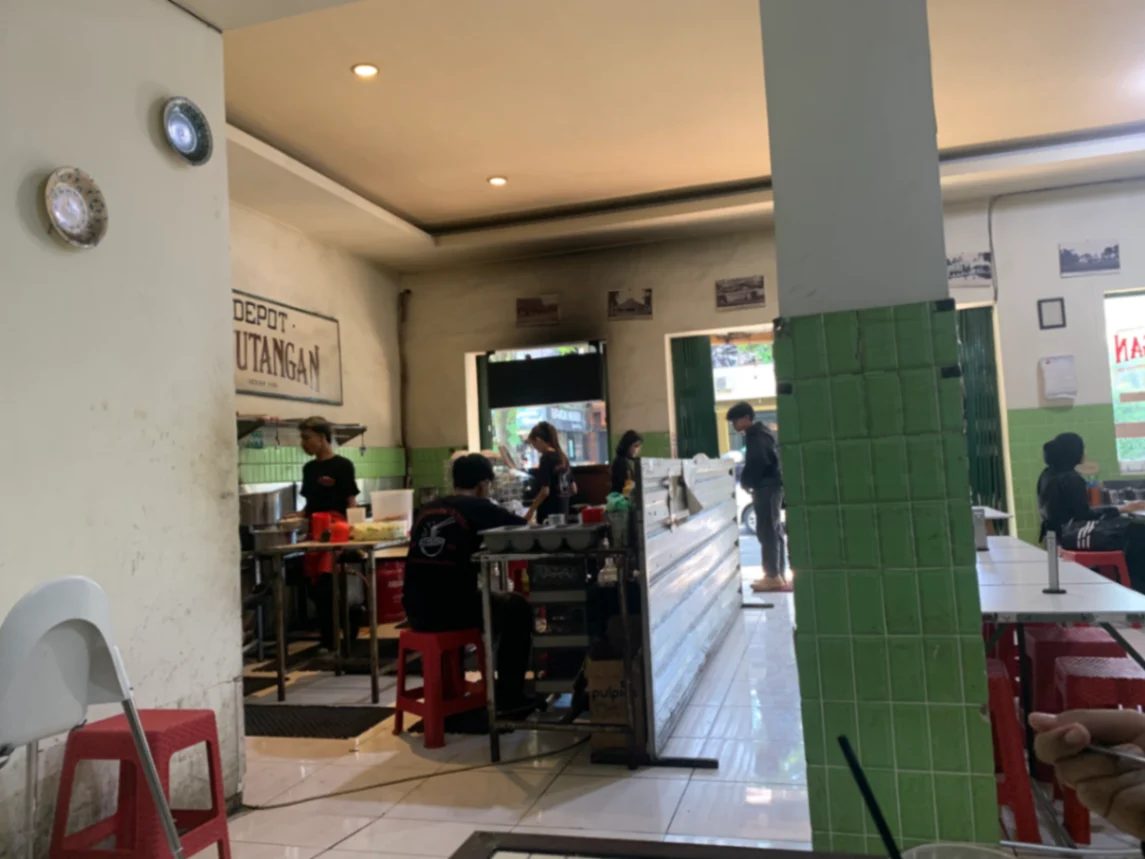 Melawan Waktu: Rahasia Depot Kayutangan Malang Tetap Eksis dan Viral di Tengah Gempuran Kafe Kekinian