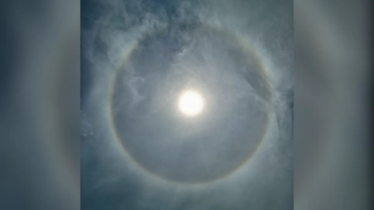 Viral Fenomena Halo Matahari Muncul di Langit Malang, Warga Blimbing Rekam Cincin Cahaya Langka
