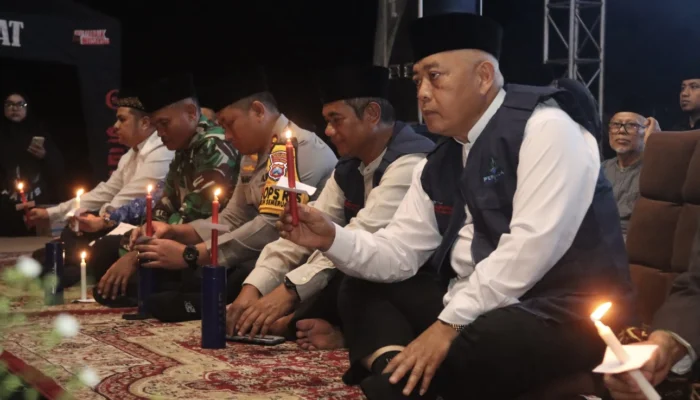 Bupati Malang sedang memegang lilin di Istighosah dan Doa Bersama Sambut Tahun Baru 2026