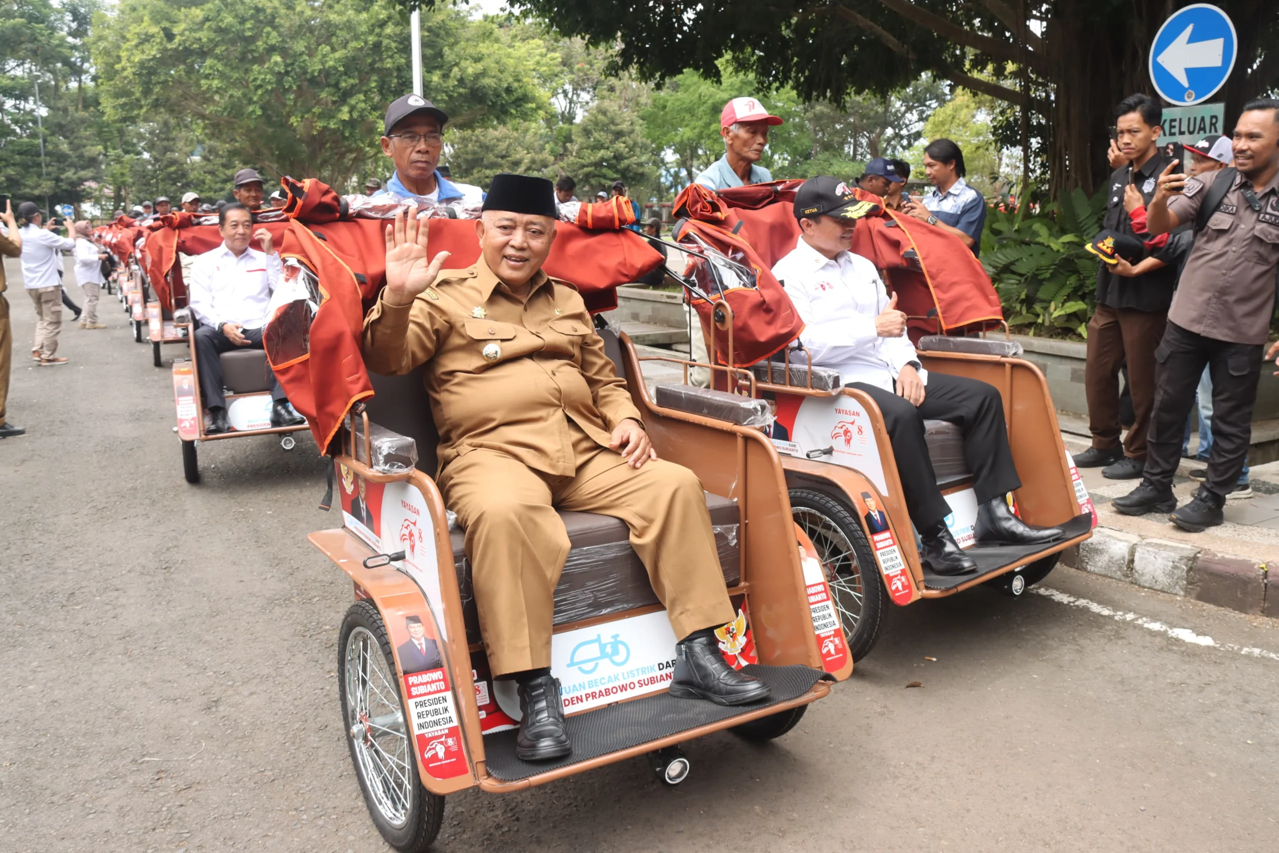 Bupati Malang Salurkan 200 Becak Listrik untuk Penarik Becak Lansia