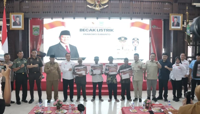 Sebanyak 200 unit becak listrik diserahkan sebagai sarana mata pencaharian yang lebih layak.