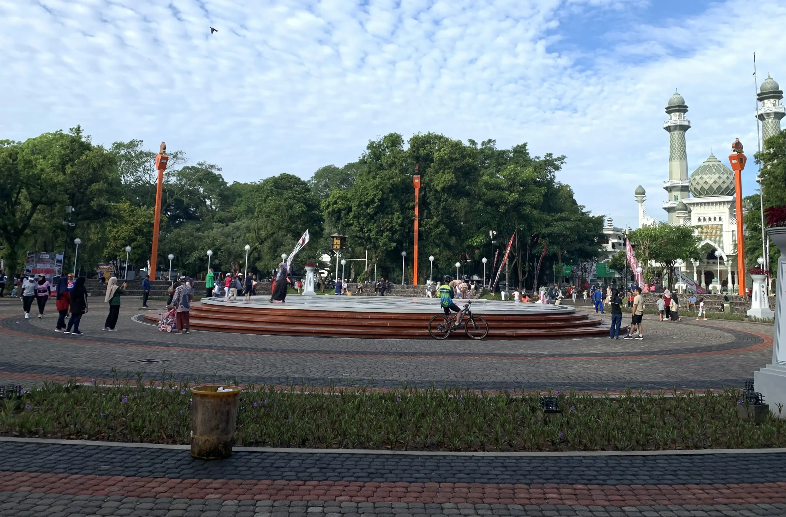 DLH Kota Malang Tambah Papan “Dilarang Kencing” di Dry Fountain Alun-Alun Merdeka: Respons Keluhan Bau Pesing dan Rencana Pemasangan Pagar