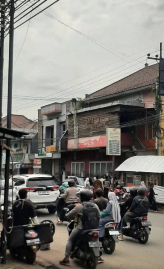 Dua Pemuda Tersengat Tegangan Tinggi di Atap Apotek Gondanglegi, Satu Luka Serius
