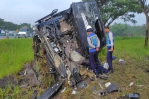 Kecelakaan Maut Bus Indorent di Tol Solo-Ngawi KM 566: Pramugari Naura Rindha Cantika (21) Tewas, 33 Orang Luka Berat
