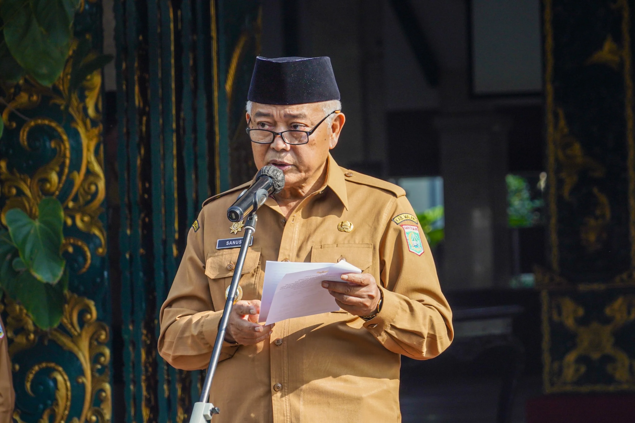 Bupati Malang Menyerahkan SK Pensiun kepada 65 ASN di Pendopo Agung, Masa Purna Tugas Bukan Akhir