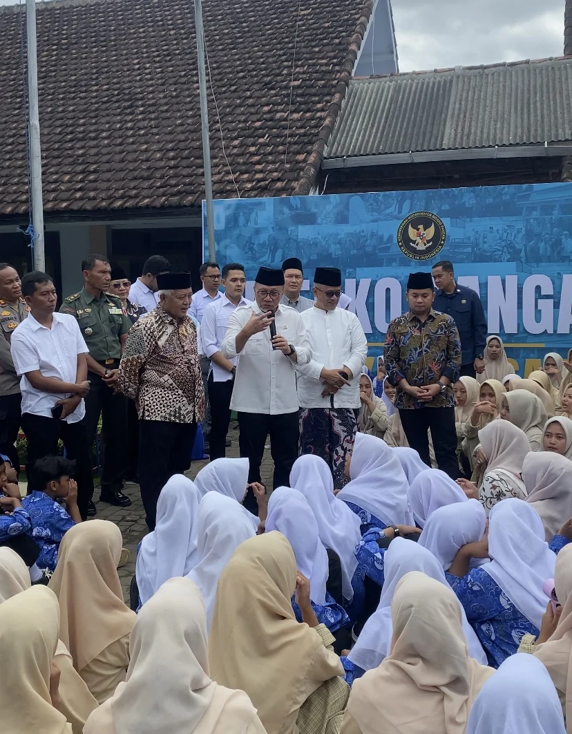 Menko Pangan Zulkifli Hasan Tinjau SPPG di Malang, Pastikan Rantai Pasok MBG Berjalan Aman