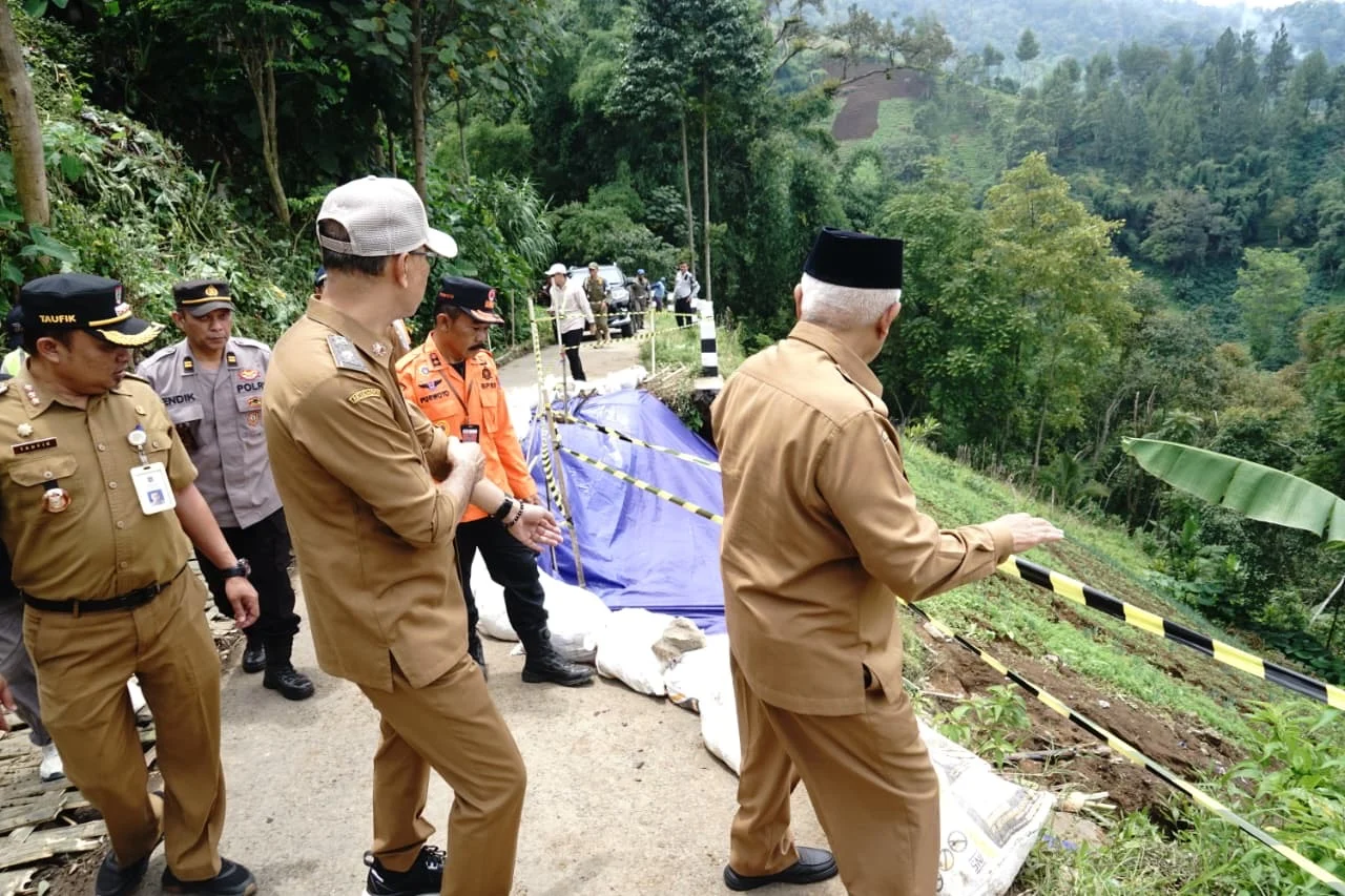 Bupati Malang Tinjau Tanah Longsor di Desa Taji Kec Jabung Kab Malang