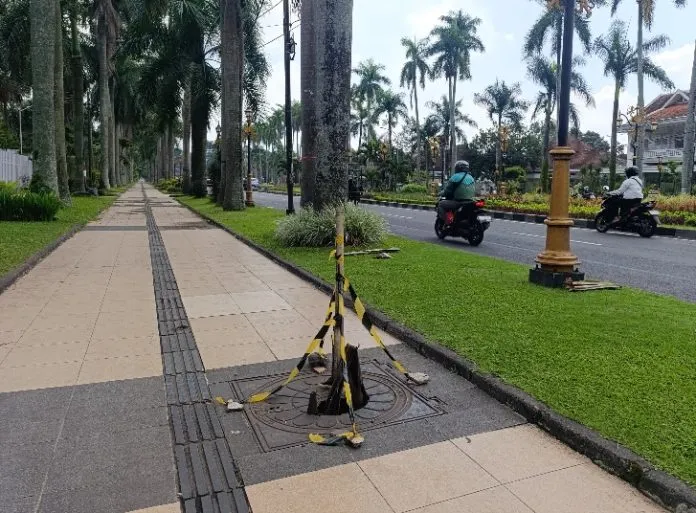 Penutup Drainase Jebol di Trotoar Jalan Besar Ijen Kota Malang, Pejalan Kaki Nyaris Jatuh