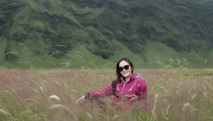 Wisatawan sedang berpose di Bukit Teletubbies & Savana (Gambar: infoliburanbromo.com)