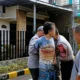 Pria Ngamuk di Malang Lempar Kaca dari Rumah Tingkat, Polisi Amankan Pelaku