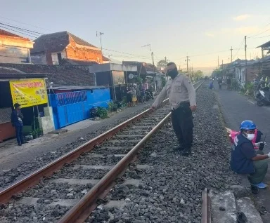 Lansia 77 Tahun Ditemukan Meninggal di Jalur Kereta Polowijen Malang, Polisi Periksa Rekaman CCTV
