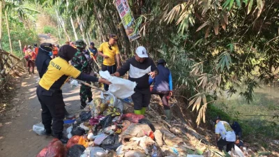 Polisi TNI dan Warga Gotong Royong Bersihkan Sampah dan Parit di Jembatan Sungai Jilu Pakis Malang dalam Gerakan ASRI