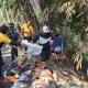 Polisi TNI dan Warga Gotong Royong Bersihkan Sampah dan Parit di Jembatan Sungai Jilu Pakis Malang dalam Gerakan ASRI