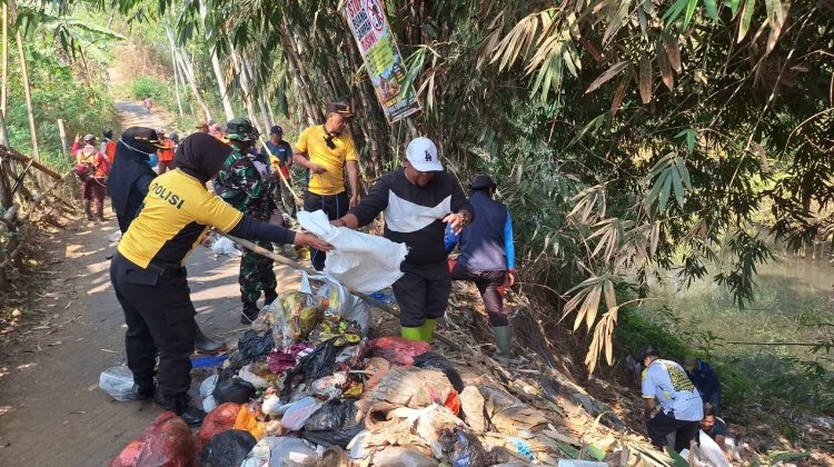 Polisi TNI dan Warga Gotong Royong Bersihkan Sampah dan Parit di Jembatan Sungai Jilu Pakis Malang dalam Gerakan ASRI
