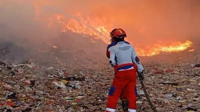 Kebakaran TPA Supit Urang Malang Meluas hingga 1 Hektare, Petugas Berjibaku Padamkan Api