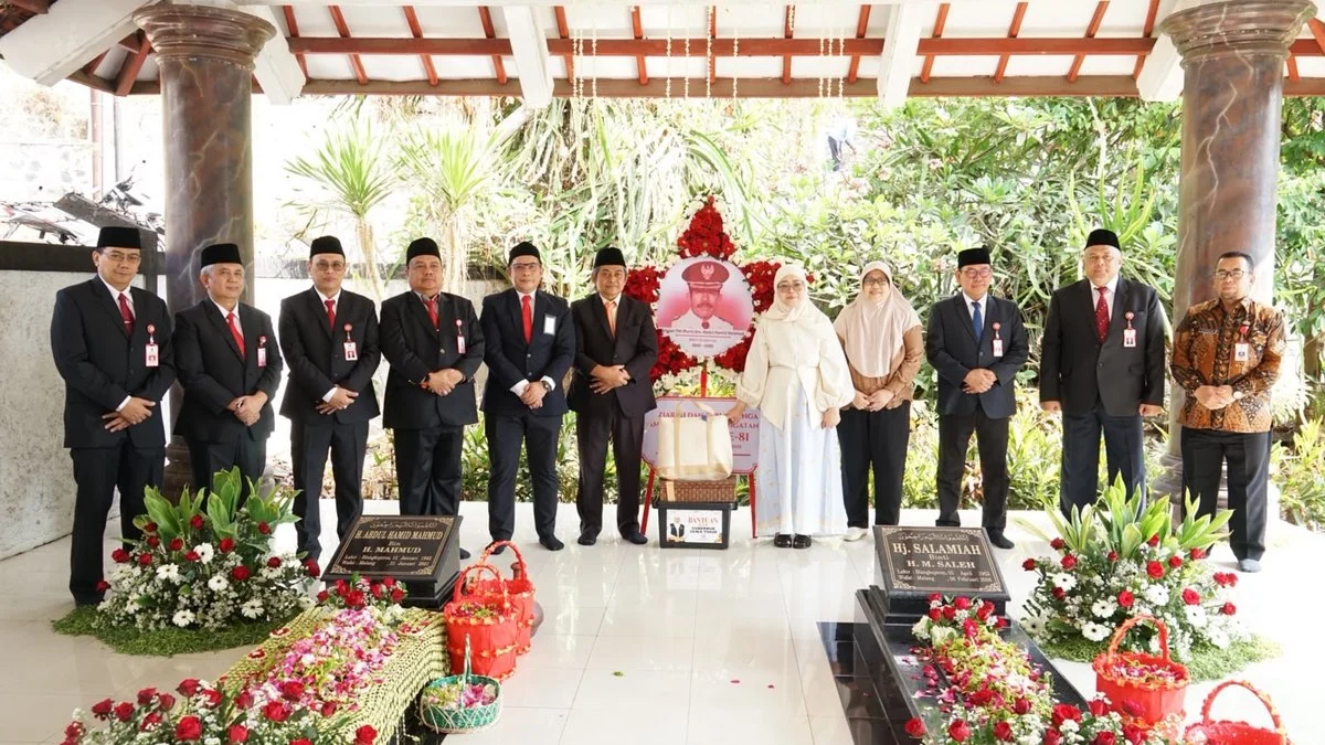 Bakorwil Malang Gelar Ziarah dan Tabur Bunga Kenang Mantan Wagub Jatim