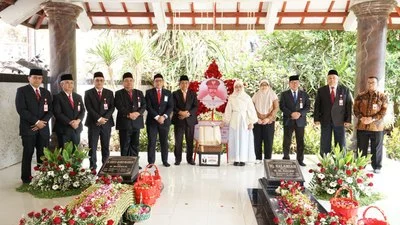 Bakorwil Malang Gelar Ziarah dan Tabur Bunga Kenang Mantan Wagub Jatim