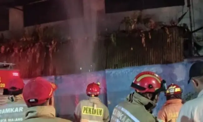 Diduga Korsleting Listrik, Gudang Pabrik dan Bedak Pasar Bentoel Malang Terbakar Dini Hari